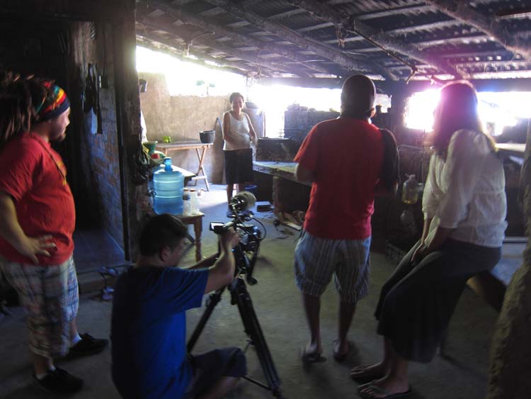 Film crew at Venicia's // Equipo de producción en la casa de Venicia